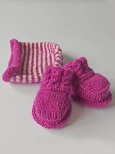 Baby Booties & Beanie set - Plum & Vanilla