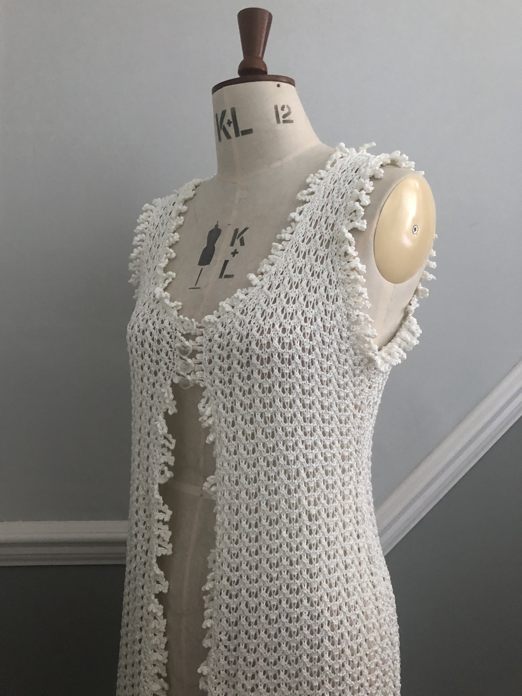 Lace-knit sleeveless cardigan