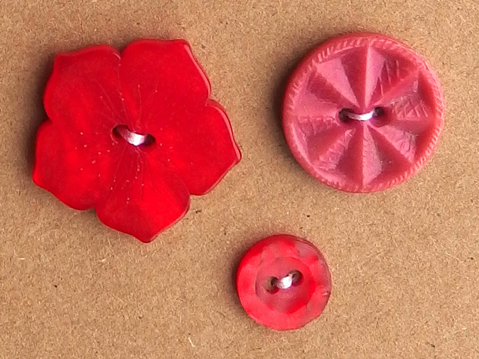 Vintage Buttons: red assorted