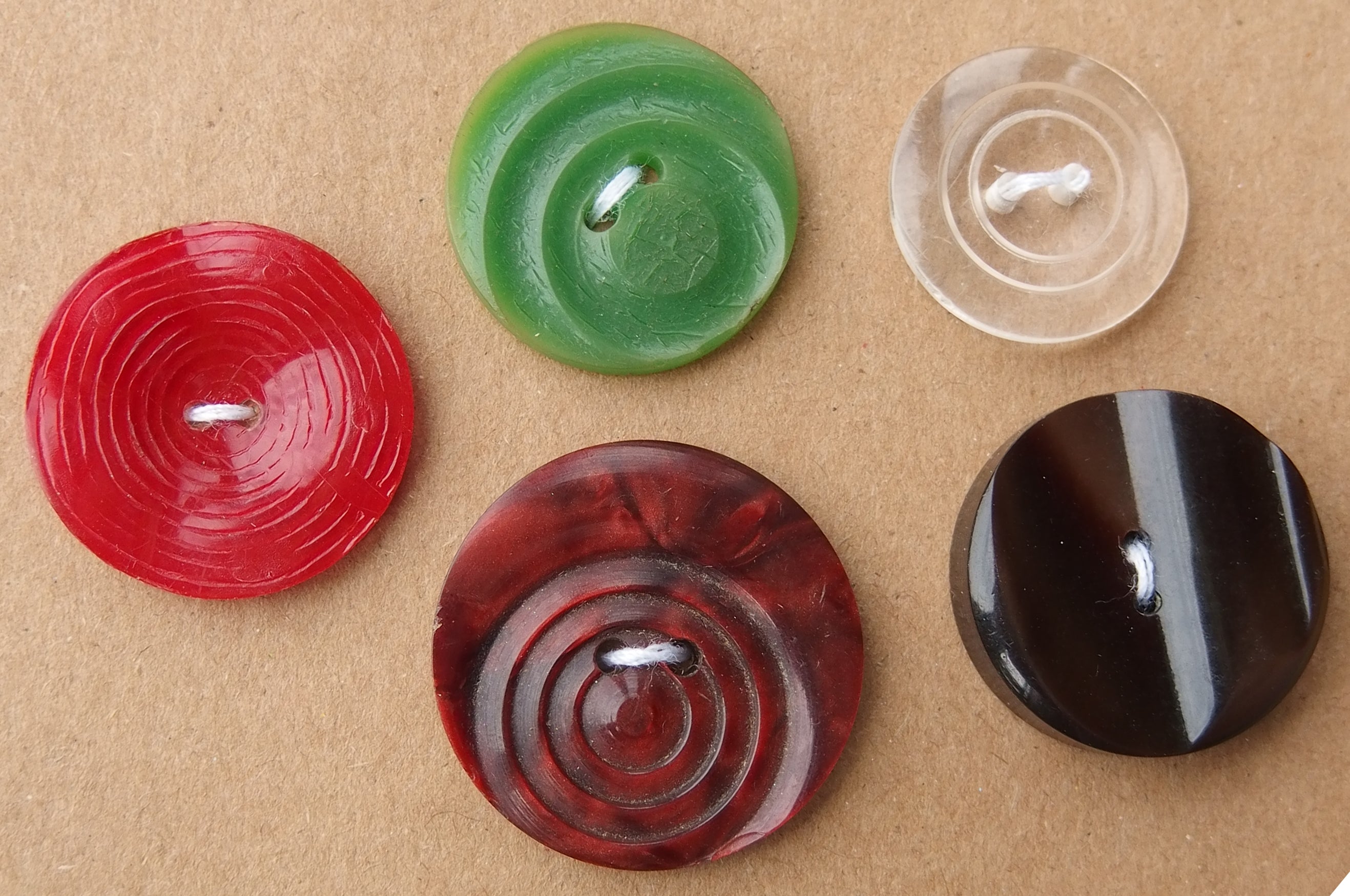 Vintage Buttons: mixed colours