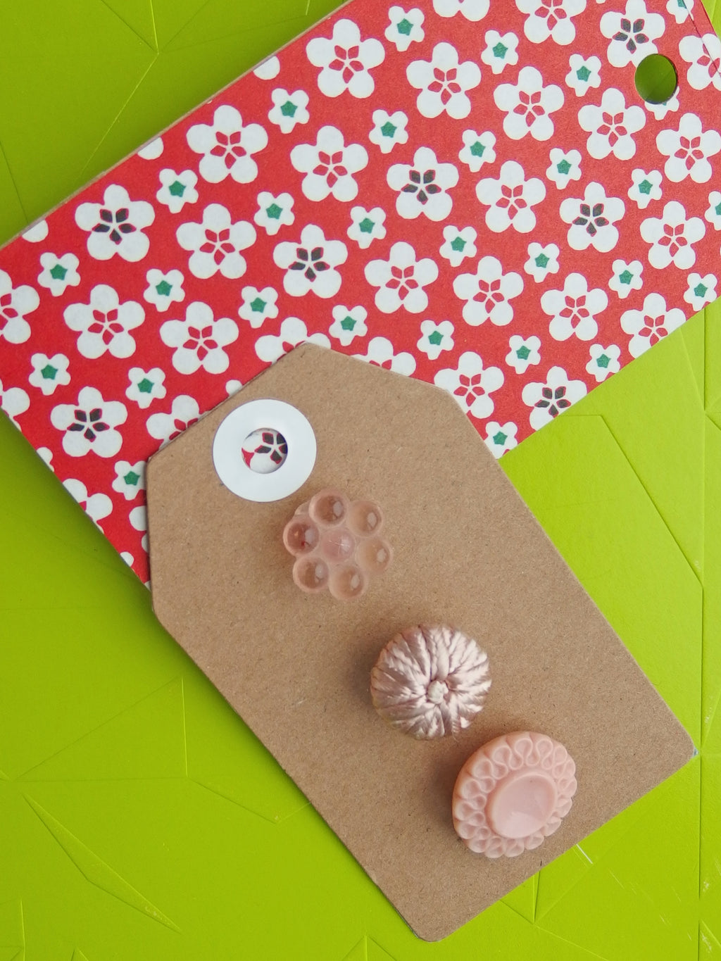 Vintage Buttons: Soft pinks