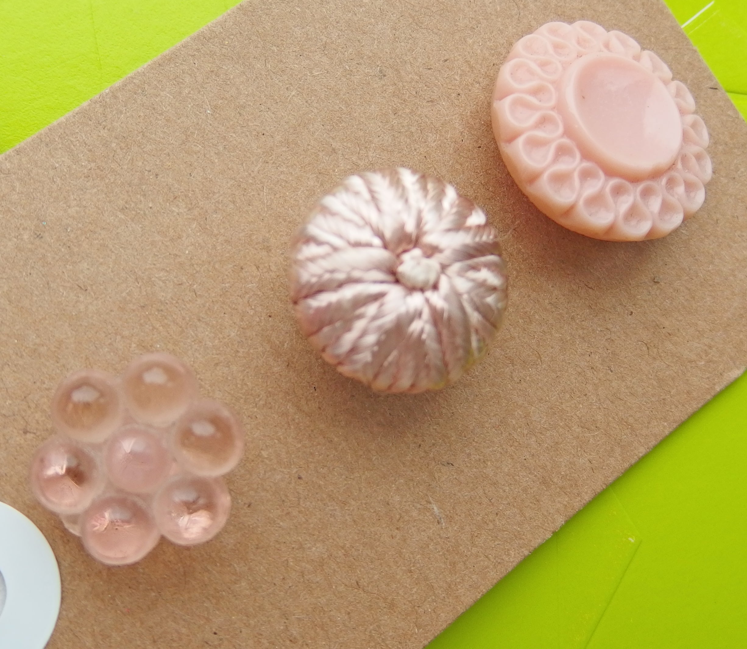 Vintage Buttons: Soft pinks